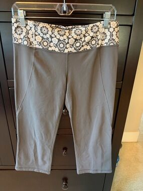 lululemon Gather & Crow Cropped Capri Flare Leggings, sz 8